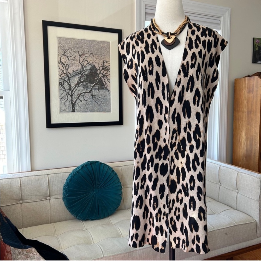 Carmen Marc Valvo Open Front Leopard Sweater Vest. - Picture 2 of 5